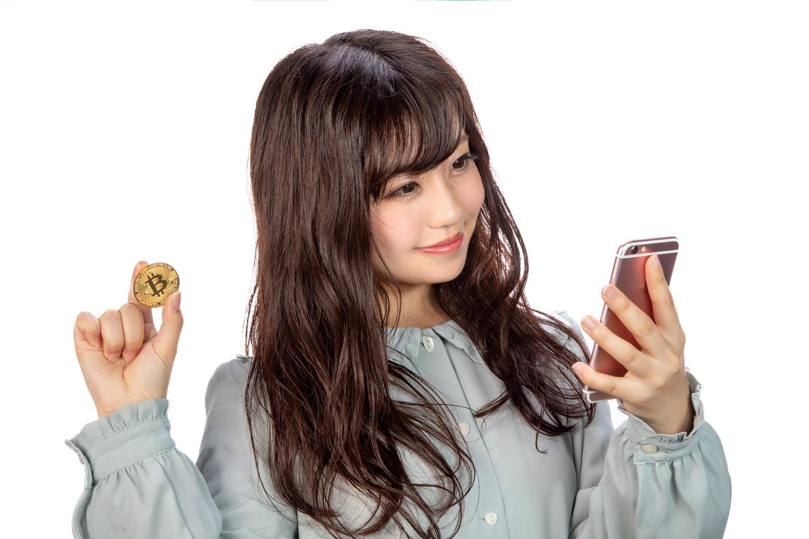 スマホで競輪・オートレースを楽しむ女性
